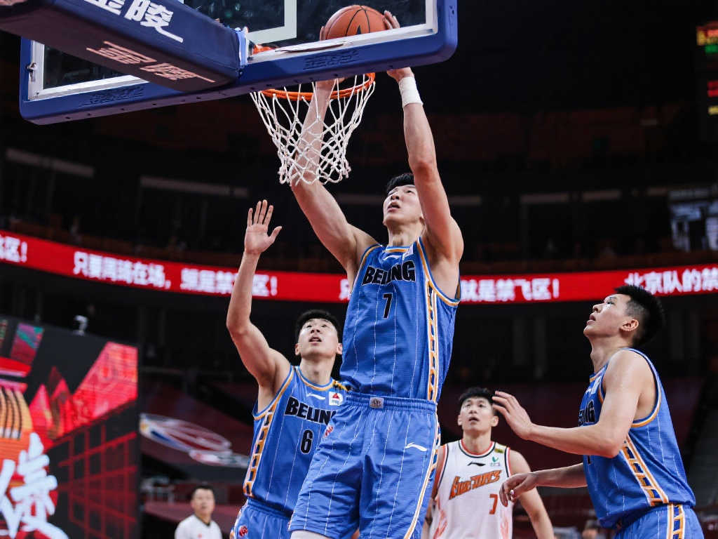 周琦单核撑起北京防线！总决赛全胜纪录加持，赛后谈末节逆袭